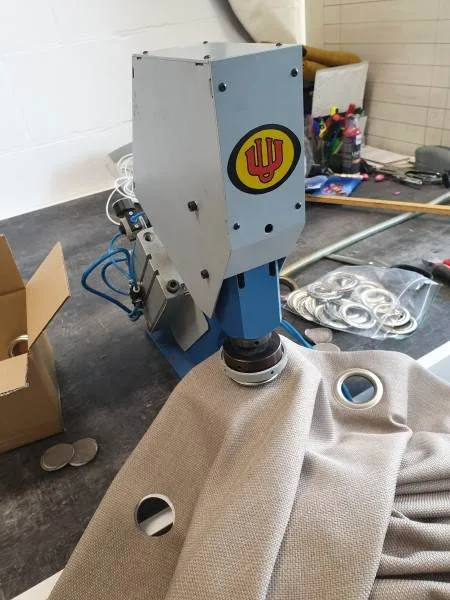 Zeilringen in gordijnstof