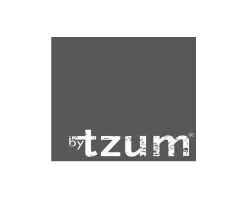 BY Tzum-logo op een grijze achtergrond.