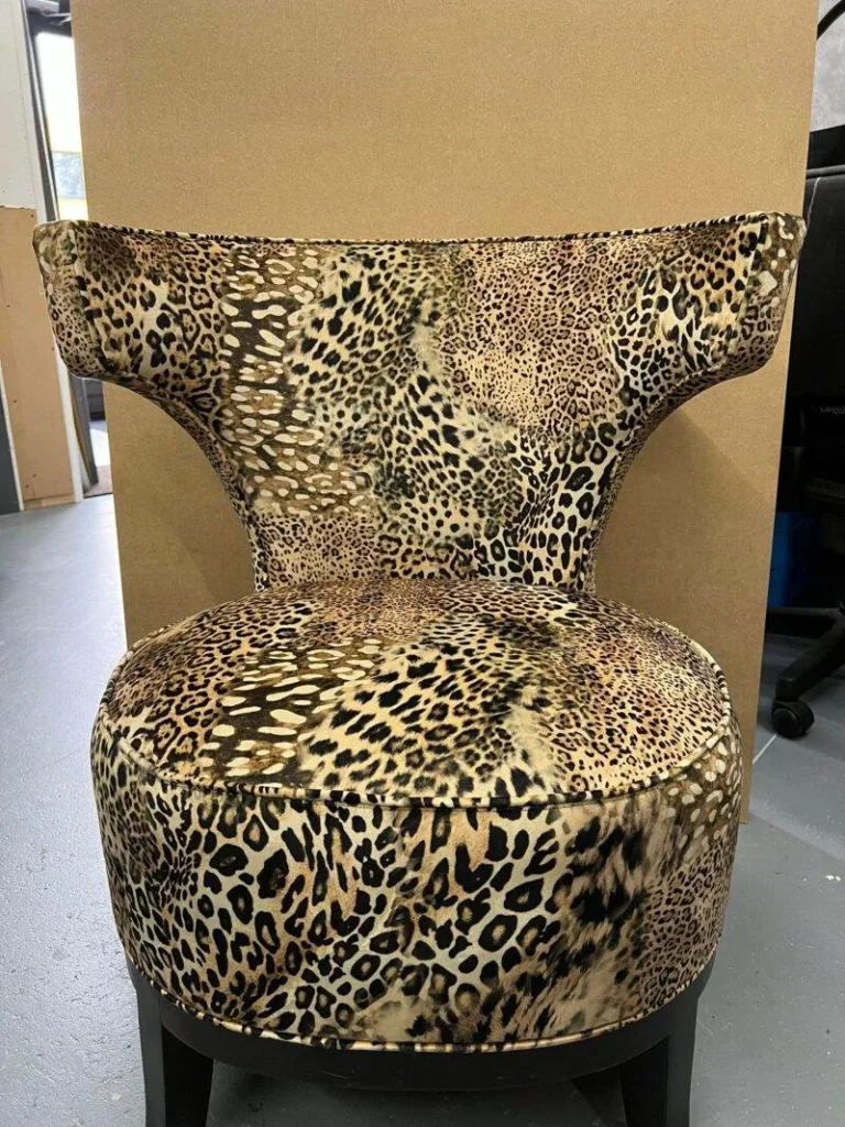 Her-gestoffeerder-dames-fauteuil