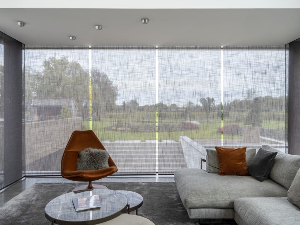 Strak en modern, 387 kleuren van transparant tot verduisterend. XL tot 420 cm.