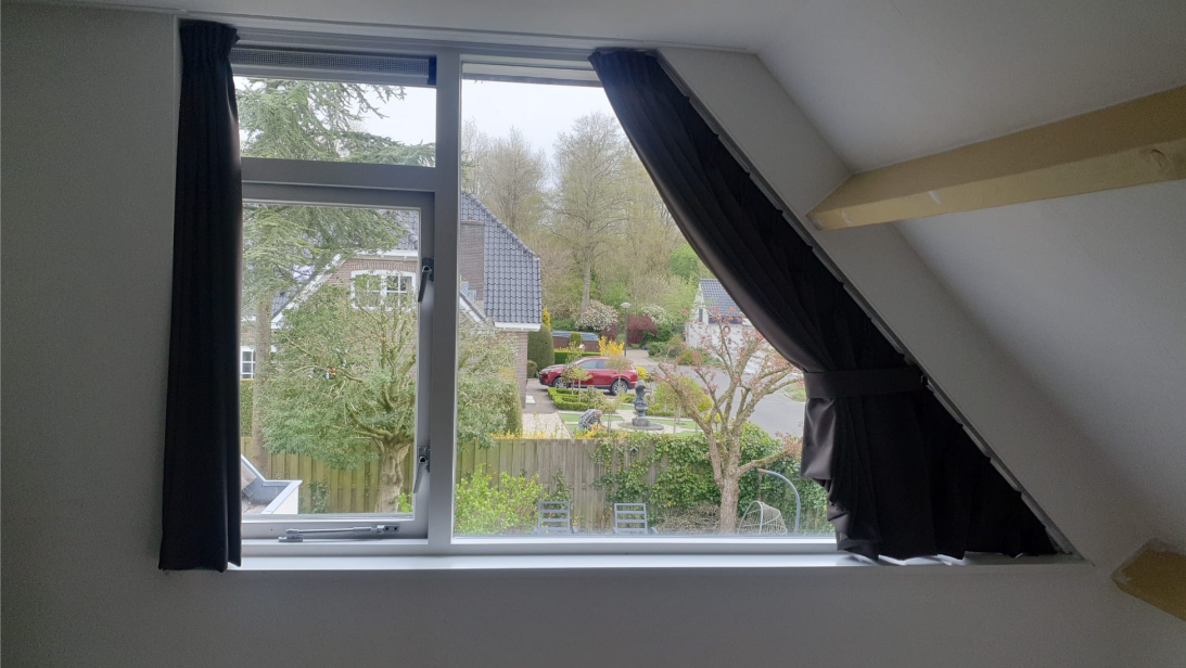 Trapezium gordijn met verduistering en embrasse bij Woongilde Alkmaar — schuine gordijnen op maat Noord-Holland
