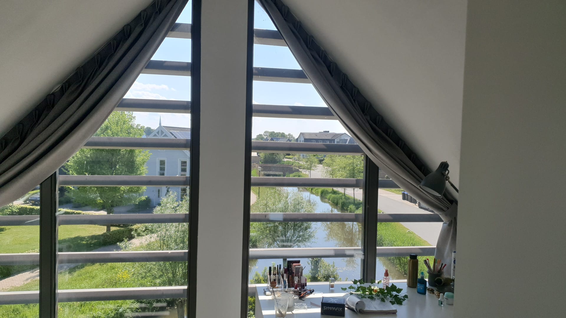 Trapeziumraam met schuin gordijn op maat gemaakt bij Woongilde Alkmaar Noord-Holland