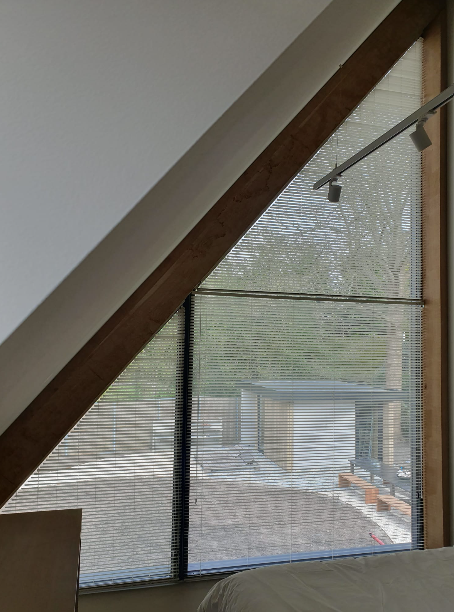 Trapezium jaloezien 25mm op maat gemaakt voor schuin kozijn bij Woongilde Alkmaar