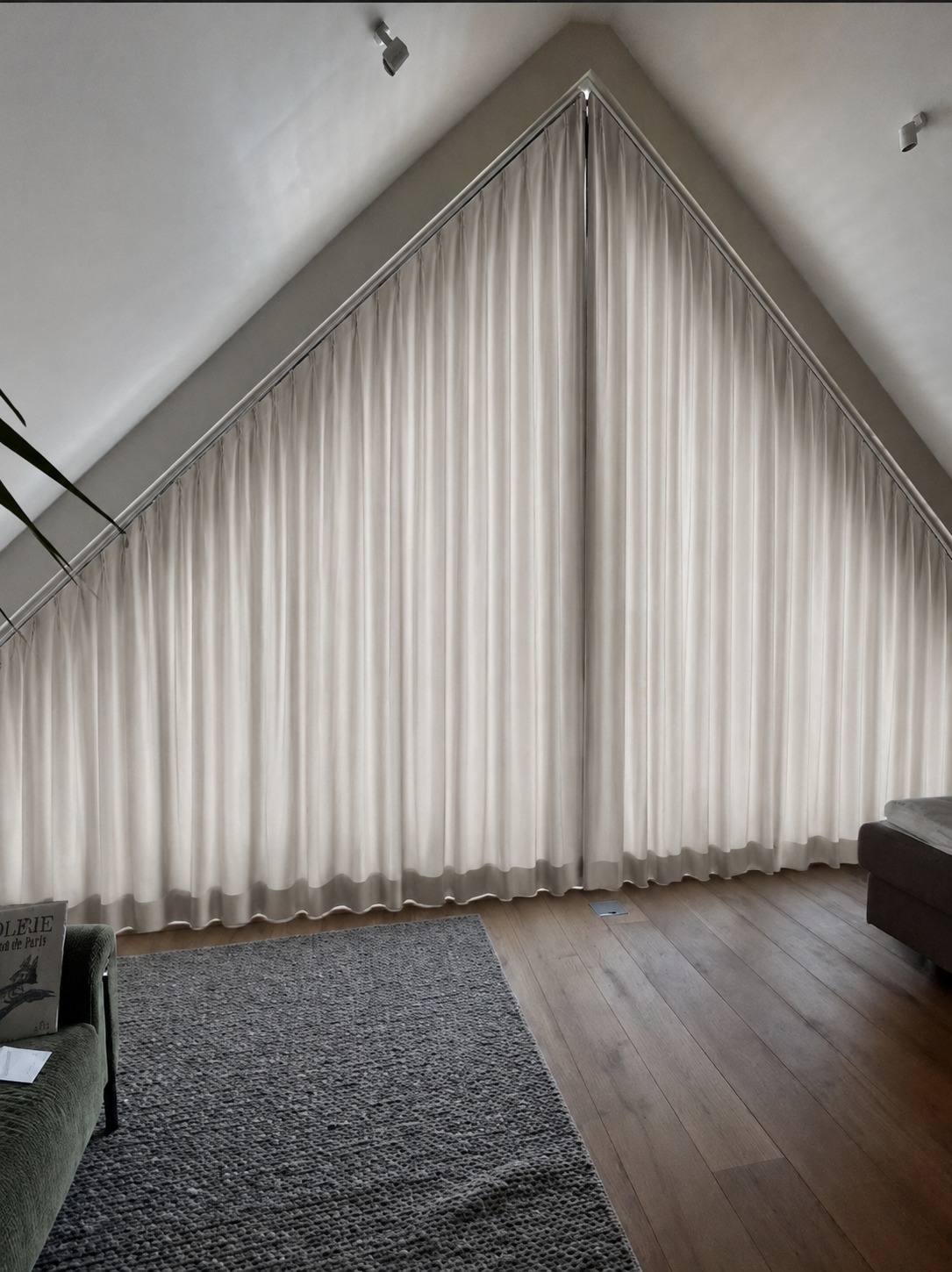 Trapezium gordijnen gesloten over een schuin raam voor privacy en verduistering — Woongilde maatwerk Noord-Holland
